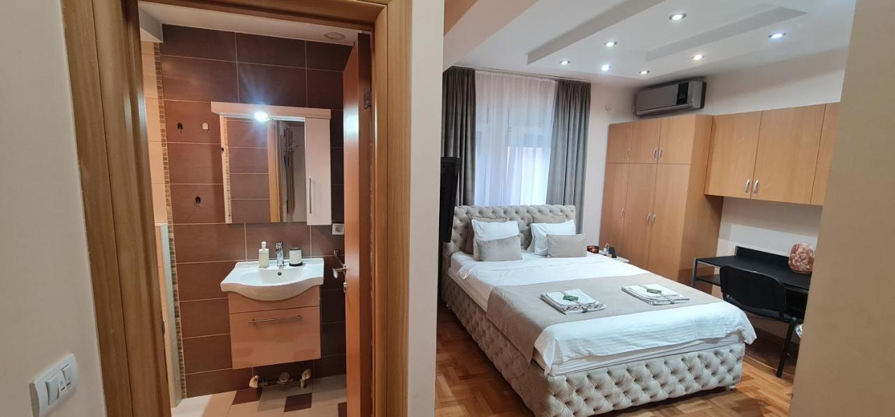 Design Apartment Business Lux 4 Star "Rio" Completely Business Lux Place In The City Center & Free Included Industry Optical Wifi & Netflix & Keyless Code Entry & Full Smart App & Kitchen & Washing Machine & Wide Terrace & Secure 2 Parking Place Ćuprija Esterno foto
