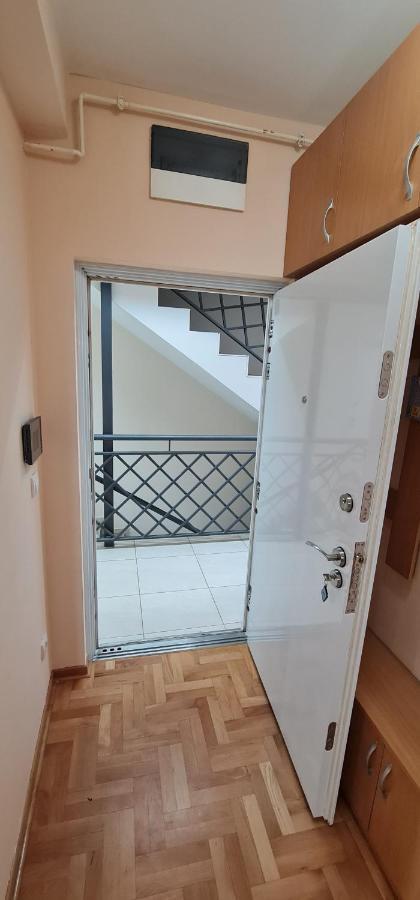 Design Apartment Business Lux 4 Star "Rio" Completely Business Lux Place In The City Center & Free Included Industry Optical Wifi & Netflix & Keyless Code Entry & Full Smart App & Kitchen & Washing Machine & Wide Terrace & Secure 2 Parking Place Ćuprija Esterno foto